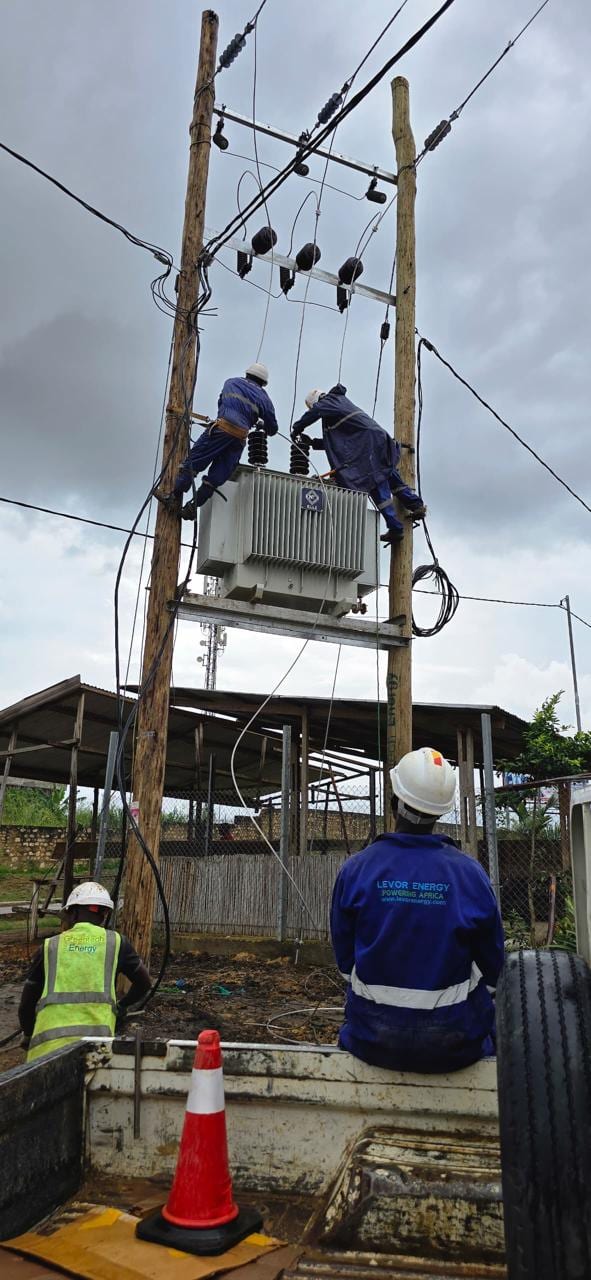 Nova 33kV to 11kV transformer being installed